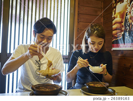 食事をするカップル　名古屋めし　味噌煮込みうどん 26389163