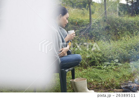 焚き火にあたる女性 26389511