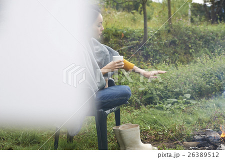 焚き火に手をかざす女性 26389512