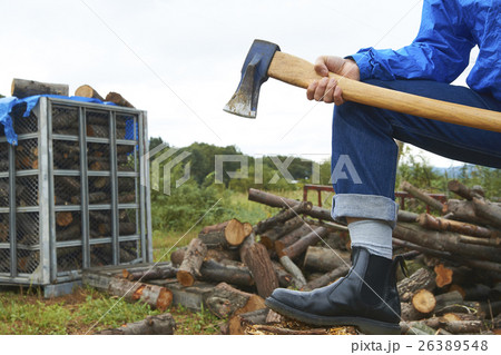 薪割　斧を持つ男性　ボディーパーツ 26389548