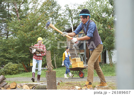 田舎暮らし 薪割をする男性 田舎暮らし 薪割をする男性 26389607