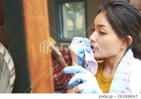 DIYを行う仲間達　ニスを塗る女性 26389647