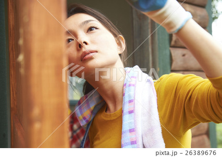 DIYを行う仲間達 ニスを塗る女性 DIYを行う仲間達 ニスを塗る女性 26389676