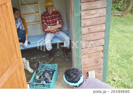 DIYを行う仲間達 休憩中 DIYを行う仲間達 休憩中 26389680