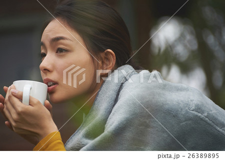 田舎暮らし　飲み物を持つ女性 26389895