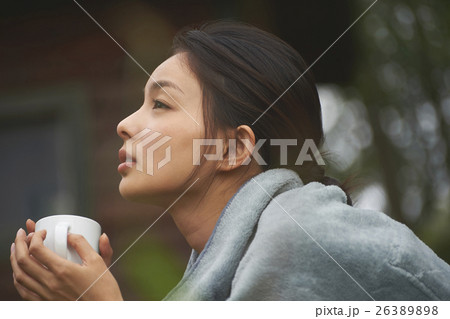 田舎暮らし 飲み物を持つ女性 田舎暮らし 飲み物を持つ女性 26389898