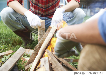 田舎暮らしを楽しむ仲間たち 焚き火 田舎暮らしを楽しむ仲間たち 焚き火 26389942
