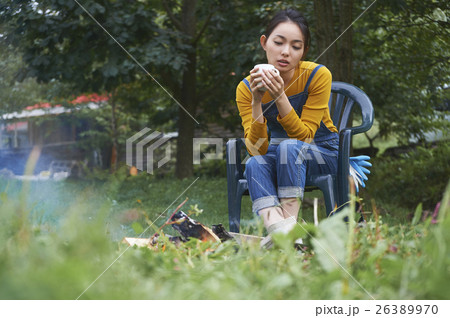 焚き火にあたる女性 26389970