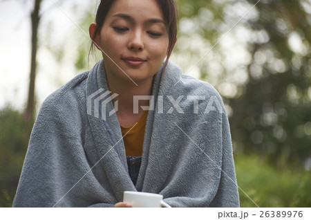 田舎暮らしを楽しむ女性　ポートレート 26389976