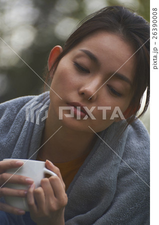 田舎暮らしを楽しむ女性　ポートレート 26390008