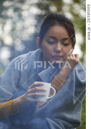 田舎暮らしを楽しむ女性　ポートレート 26390009
