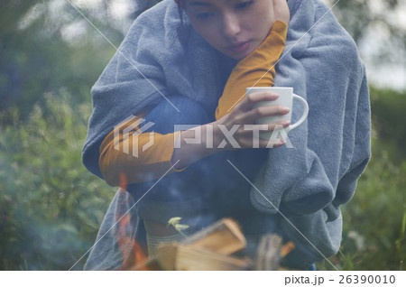 焚き火にあたる女性 26390010