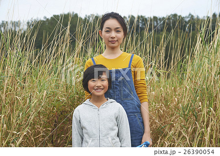田舎で暮らす親子　ポートレート 26390054