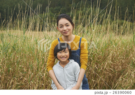 田舎で暮らす親子　ポートレート 26390060