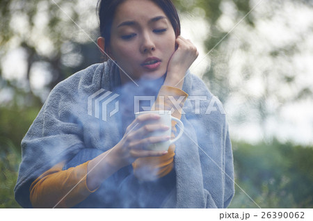 田舎暮らしを楽しむ女性　ポートレート 26390062