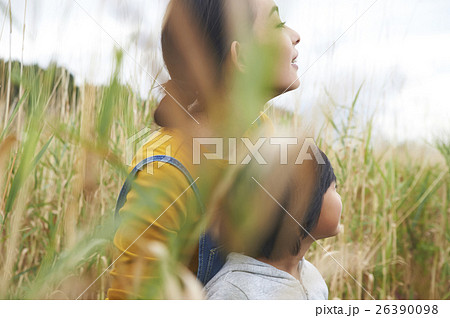 田舎暮らしを楽しむ親子 26390098