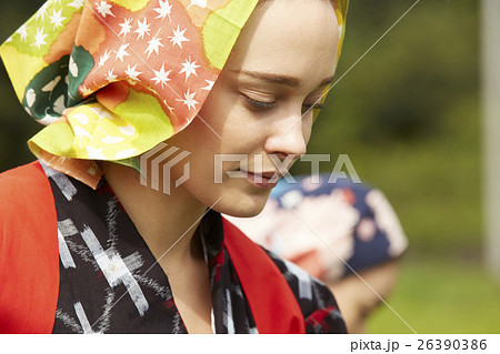 茶摘みを手伝う外国人女性　農業ヘルパー 26390386