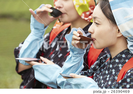 日本人と外国人の茶娘　ポートレート 26390469