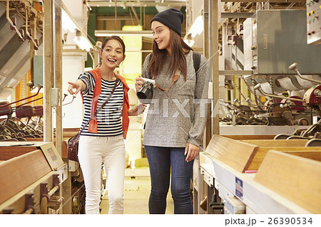 製茶工場を見学する外国人女性と日本人女性 製茶工場を見学する外国人女性と日本人女性 26390534