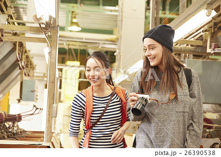 製茶工場を見学する外国人女性と日本人女性の写真素材