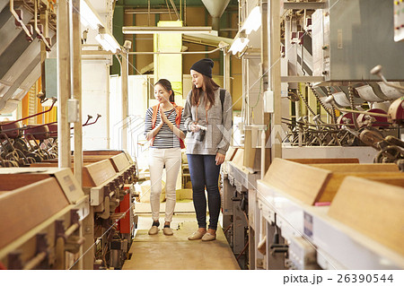 製茶工場を見学する外国人女性と日本人女性 製茶工場を見学する外国人女性と日本人女性 26390544
