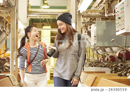 製茶工場を見学する外国人女性と日本人女性 26390559