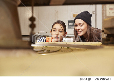 製茶工場を見学する外国人女性と日本人女性 26390581