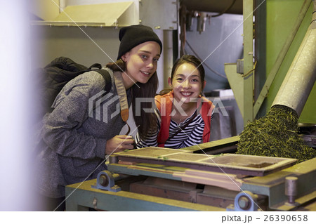 製茶工場を見学する外国人女性と日本人女性 製茶工場を見学する外国人女性と日本人女性 26390658
