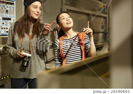 製茶工場を見学する外国人女性と日本人女性 26390693