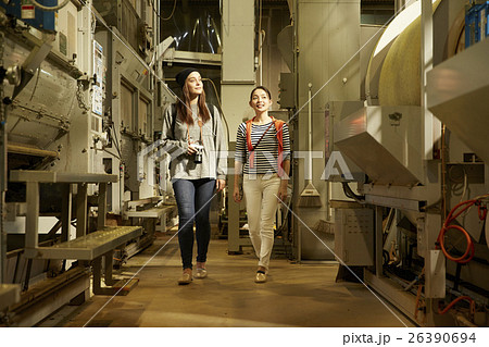 製茶工場を見学する外国人女性と日本人女性 製茶工場を見学する外国人女性と日本人女性 26390694