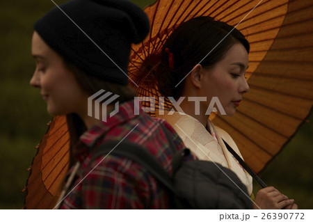 すれ違う外国人旅行者と着物の女性 26390772