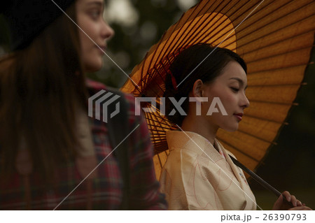 すれ違う外国人旅行者と着物の女性 26390793