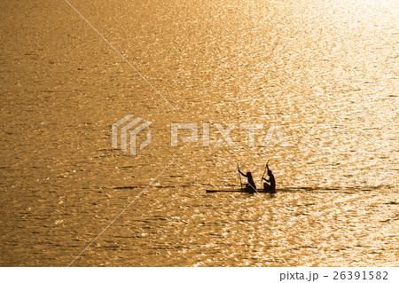 Silhouette of a couple on a boat in the sea 26391582