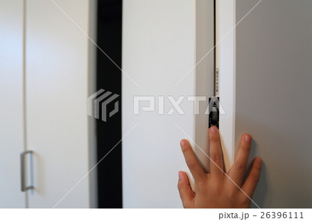 指はさみ注意 クローゼットの折戸 26396111
