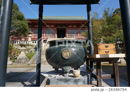 兵庫県神戸市にある天台宗のお寺「太山寺」:本堂(神戸市唯一の国宝建築物)と線香炉 兵庫県神戸市にある天台宗のお寺「太山寺」:本堂(神戸市唯一の国宝建築物)と線香炉 26396794
