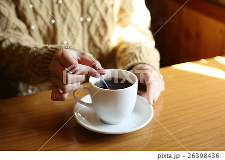 コーヒーを飲む女性 26398436