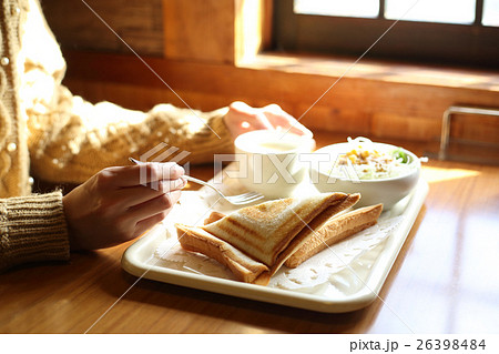ホットサンドを食べる女性 26398484