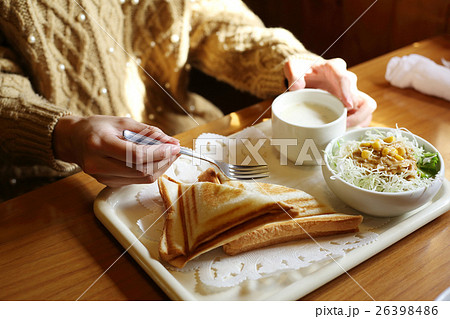 ホットサンドを食べる女性 26398486