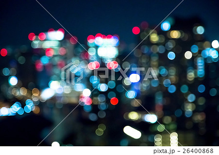 都市風景 横浜 ぼかし ピンぼけ 市街地 合成用背景 玉ボケ コピースペース 夜の街のボケ画像の写真素材