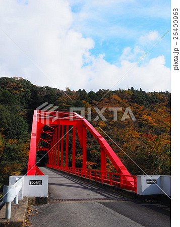 千葉君津亀山湖の紅葉 小月橋と青空 千葉君津亀山湖の紅葉 小月橋と青空 26400963