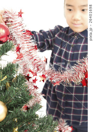 クリスマスツリーに飾り付けをする女の子　パーツカット　ボディパーツ　手元 26401698