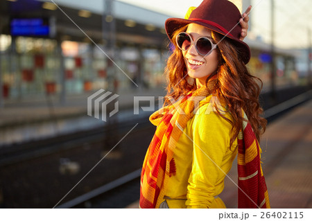 Autumn girl on the go, the situation at the railway station Autumn girl on the go, the situation at the railway station 26402115