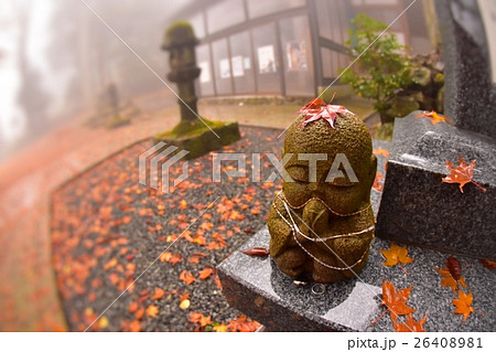 秋の神社、おじぞうさん 26408981