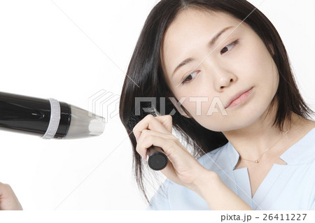 髪をと整える若い女性 26411227