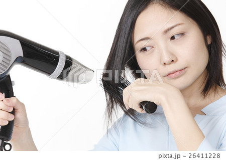 髪をと整える若い女性 髪をと整える若い女性 26411228