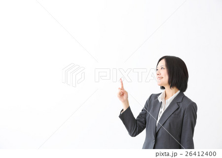 指を指す女性 指を指す女性 26412400