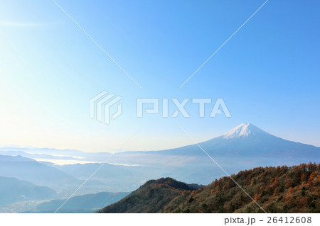 三つ峠からの秋晴れの富士山風景 26412608