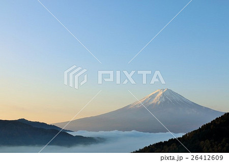 富士山と雲海と秋の青空 26412609