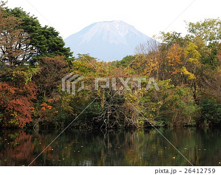 周囲が紅葉した池からの大山の眺望 26412759