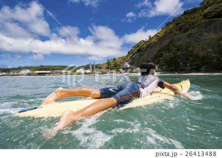 サーフボードを持つ男の子　小笠原の海 26413488